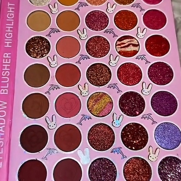 Bad Bunny Eye Shadow Pallet - Picture 7 of 8